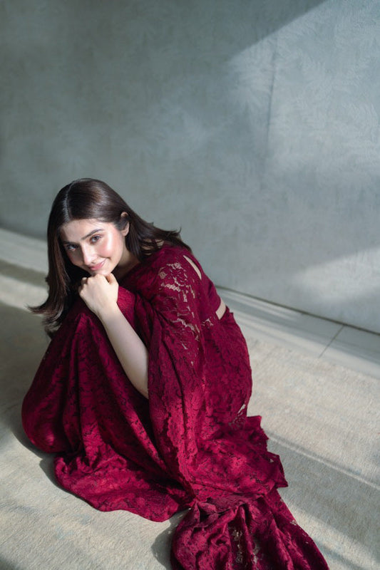 Wrapped in Elegance: Durefishan Saleem’s Enchanting Maroon Saree Look!