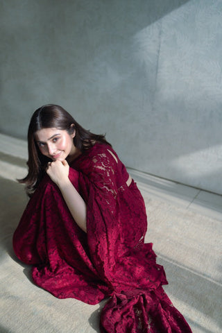 Wrapped in Elegance: Durefishan Saleem’s Enchanting Maroon Saree Look!